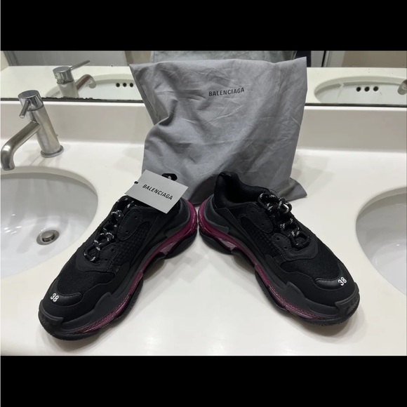 Brand new Balenciaga women’s triple s lug sole sneakers (black/pink) size 8 US - Picture 8 of 12